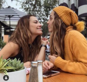 Fabiola Campomanes Instagram - Hoy es el día más feliz de mi vida porque hace 29 años llegaste tú a llenarme de alegrías y motivación, eres el ser más hermoso que conoceré en esta vida ya que eres una mujer llena de sabiduría honestidad y amor. 
Gracias por escogerme como tu madre 
te amo y te honro todos los días de mi vida.
Feliz cumpleaños @sofiacampomanes