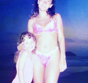 Fabiola Campomanes Instagram - Hoy es el día más feliz de mi vida porque hace 29 años llegaste tú a llenarme de alegrías y motivación, eres el ser más hermoso que conoceré en esta vida ya que eres una mujer llena de sabiduría honestidad y amor. 
Gracias por escogerme como tu madre 
te amo y te honro todos los días de mi vida.
Feliz cumpleaños @sofiacampomanes