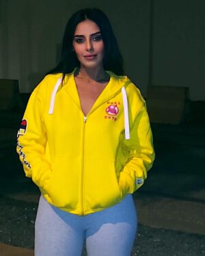 Fadwa Taleb Instagram - سنة سعيدة تولموند 😄🦋❤️🎆

و كيدايرين ؟ لاباس ؟ كي خرجت دوارتكوم ؟ 😂 

@hananezouhdi_officiel 🦋🪬