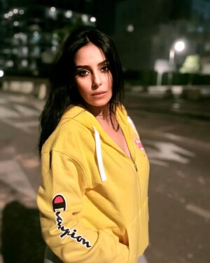 Fadwa Taleb Instagram - سنة سعيدة تولموند 😄🦋❤️🎆

و كيدايرين ؟ لاباس ؟ كي خرجت دوارتكوم ؟ 😂 

@hananezouhdi_officiel 🦋🪬