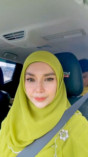 Faezah Elai Instagram - I took 2 hours to do this makeup..2 HOURS ladies and gentlemen!!
Last2 tkdak beza pon ngan tk makeup.. cuma ada eyeliner,blusher sendu yg mcm keluaq tk keluaq.. 
Mana pi yg aku buat shading bagai tu semua?? Awat hilang?? 
Buang masa ja 2 jam!! Ceh!!!
.
#openhouse #mysucksmakeup #faezahelai