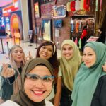 Faezah Elai Instagram - And they threw me a surprise birthday dinner..yg ku musykil pasaiapa depa pilih tema army?? Mana ada org buat birthday girl tema army?? Buat la tema barbie ka.. blackpink ka..kpop ka.. ni army?? 🙄 Ganaih sgt ka paejah ni sampai pilih army.. hurmm.. Thank you girls for this hate love relationship!! Ukhwah Fillah till Jannah.. . #birthdaytreat #friendship #feelingblessed #alhamdulillah #faezahelai #lovelovelove