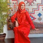 Faezah Elai Instagram - Maini Klu merah2 maini mmg suka.. Klu lembu tgk mau dia ikut maini balik rumah..🤣😂 Ampa tema apa raya tahun ni? Klu merah mau dok try baju raya drp @mawarcotton ni.. sejuk ampa oii.. yg penting elokkk.. . #mawarcotton #bajuraya2024 #hooreyraya2024 #faezahelai