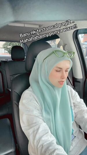 Faezah Elai Instagram - Aisehmannn.. dh nk tarikkkk dh part chorus.. sekali pompuan waze ni carik pasai!! Potonggg rahh!!
😂🤣
Good morning!
My glasses from @cool.aunty since semua dok tanya..

#baruberangannakbuatkonsert #lawakdipagihari #faezahelai #feelingblessed #alhamdulillah #fyp #fypシ