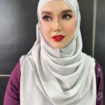 Faezah Elai Instagram - I tried wearing contact lens at the age of 42.. sgt Tk comfortable ampa oiii… rasa nk tercabut urat2 mata.. Rasa mcm hantu pon ada jugak.. maini mmg tk sesuai lah pakai lens ni.. teroih jd ponti.. ni mlm2 laki maini tgk mau kena heart attack..🤣😂 Make up maini yg elok ni from @emyamyza Klu ampa dok cari Mua boleh try Mua ni ampa oii.. . #makeup #mymakeup #makeupartist #faezahelai
