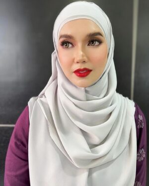 Faezah Elai Instagram - I tried wearing contact lens at the age of 42.. sgt Tk comfortable ampa oiii… rasa nk tercabut urat2 mata.. 
Rasa mcm hantu pon ada jugak.. maini mmg tk sesuai lah pakai lens ni.. teroih jd ponti.. ni mlm2 laki maini tgk mau kena heart attack..🤣😂
Make up maini yg elok ni from @emyamyza 
Klu ampa dok cari Mua boleh try Mua ni ampa oii.. 
.
#makeup #mymakeup #makeupartist #faezahelai