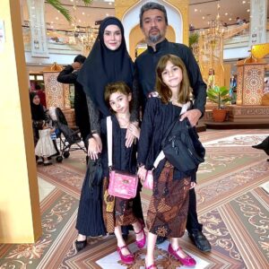 Faezah Elai Instagram - My second day raya ootd.. feeling better today.. baru boleh upload gambaq2..
Second day raya pakai baju last year sajo..
But tudung,it’s my new raya edition tudung 2023 by @febyfaezahelai in black!!
This is my favorite edition!! Seriously!!
.
P/S : Yes!! Kuruih mcm papan!! I lost 4kg due to puasa   covid   influenza = papan skateboard 
Take a good care of your health everyone..
.
#ootd #myootd #rayaootd #faezahelaiootd #ootdfaezahelai #tudungraya #tudungfaezahelai #febyfaezahelai #hijab #hijabi #hijabers #hijabfashion #hijabstyle #faezahelai #lovelovelove