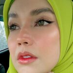 Faezah Elai Instagram - This is not about natural beauty.. This is about mana pi shading yg ku buat kt sejam?? Masa dok makeup tu elok ja dok ada.. masuk kereta, hilang pi semua?? Mana pi?? Ujung2 anak kata “lamanya mommy makeup.. tp makeup mommy tk lawa pon..” 😠😤😡 Makeup maini kena Şihir kot!! Tu yg hilang.. 🙄 . P/S : misai pulak yg obvious 😤 #makeup #mymakeupsukcs #faezahelai