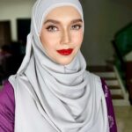Faezah Elai Instagram - I tried wearing contact lens at the age of 42.. sgt Tk comfortable ampa oiii… rasa nk tercabut urat2 mata.. Rasa mcm hantu pon ada jugak.. maini mmg tk sesuai lah pakai lens ni.. teroih jd ponti.. ni mlm2 laki maini tgk mau kena heart attack..🤣😂 Make up maini yg elok ni from @emyamyza Klu ampa dok cari Mua boleh try Mua ni ampa oii.. . #makeup #mymakeup #makeupartist #faezahelai