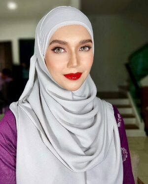 Faezah Elai Instagram - I tried wearing contact lens at the age of 42.. sgt Tk comfortable ampa oiii… rasa nk tercabut urat2 mata.. 
Rasa mcm hantu pon ada jugak.. maini mmg tk sesuai lah pakai lens ni.. teroih jd ponti.. ni mlm2 laki maini tgk mau kena heart attack..🤣😂
Make up maini yg elok ni from @emyamyza 
Klu ampa dok cari Mua boleh try Mua ni ampa oii.. 
.
#makeup #mymakeup #makeupartist #faezahelai