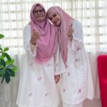 Faezah Elai Instagram - Baru sempat nk post gambaq.. yesterday.. my day 1 raya.. Our baju this year from @rosezie_collection in white.. Simple2 saja ampa oii.. penang panaih lit2 ampa oii.. nk pakai berambu ramba mau berpeloh ketiak.. Selamat Hari Raya Maaf Zahir Batin.. . #ootd #ootdfaezahelai #faezahelaiootd #ootdraya #faezahelai #1stdayraya #throwback