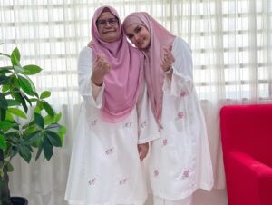 Faezah Elai Instagram - Baru sempat nk post gambaq.. yesterday.. my day 1 raya..
Our baju this year from @rosezie_collection in white..
Simple2 saja ampa oii.. penang panaih lit2 ampa oii.. nk pakai berambu ramba mau berpeloh ketiak..
Selamat Hari Raya Maaf Zahir Batin..
.
#ootd #ootdfaezahelai #faezahelaiootd #ootdraya #faezahelai #1stdayraya #throwback