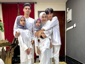 Faezah Elai Instagram - Baru sempat nk post gambaq.. yesterday.. my day 1 raya..
Our baju this year from @rosezie_collection in white..
Simple2 saja ampa oii.. penang panaih lit2 ampa oii.. nk pakai berambu ramba mau berpeloh ketiak..
Selamat Hari Raya Maaf Zahir Batin..
.
#ootd #ootdfaezahelai #faezahelaiootd #ootdraya #faezahelai #1stdayraya #throwback