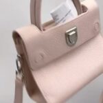 Faezah Elai Instagram - Baru2 ni maini ada hantaq bağ maini pi spa ampa.. bg nampak elok.. siap buat discoloration.. ampa tgk beza dia mcm mana.. teroih nampak baru kan.. so Klu ampa ada bag tp dh nampak buruk ka lama,ampa boleh try antaq pi spa kt @majestic_services teroih jd baru.. yg paling best harga dia tk mahai pon ampa.. Raya dh dekat so apa lg cepat pi hantaq bag ampa nampak baru!! @majestic_services @majestic_services @majestic_services . #bagspa #bagspaservice #review #IGreview #FEigreview