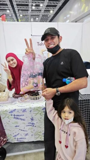 Faezah Elai Instagram - Tq so much pd yg telah dtg ke booth maini @elai_tehtarikkaw di @starvendors 
Ampa Klu nk beli teh tarik maini boleh teroih WhatsApp 0123095202
.
#starvendors #elaitehtarikkaw #feelingblessed #alhamdulilah
