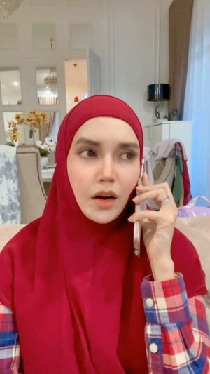 Faezah Elai Instagram - How I’m on the phone vs my mom..
Mak ampa mcm ni dak??? 😂🤣
@suzzannaelai mak ang weh!!
.
#bilamak2ckpphone #makzamangenzvsmakzaman90an #faezahelai