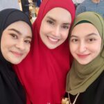 Faezah Elai Instagram - Ni cerita penutup syawal hari tu.. baru sempat nk upload.. tq my sistah @mariajjcm for having us!! Love you much2!! Mkn punya mkn punya mkn!! Lemak pon seronok dok main tendang dlm badan kami 😖 . I’m wearing tudung from @febyfaezahelai Dealova Series in flame . #lastopenhouse #penutupsyawal #latepost #faezahelai #tudungfaezahelai #hijab #hijabi #hijabers #faezahelai #lovelovelovelove