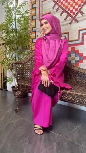 Faezah Elai Instagram - Ampa tau dak masa photoshoot ni,maini punya ngantuk lah ampa oii.. mata tk boleh nk angkat.. dok rasa kena boh lidi bwh mata..
Ok nk habaq kt ampa cantik dak collection raya @mawarcotton ada byk warna ampa..tp maini pilih pink lah.. baru nampak mcm budak lepaih SPM.. 😝
Klu photoshoot ngan @aswadbakristudio ni,mesti dia boh lagu hidustan.. mungkin Sbb maini ni mcm Deepika Padukone kot.. 🤣😂
.
P/S : mcm mana lah depa pintai tudung tu.. menyesai tk tgk..Sbb masa depa dok pintai tudung,maini dok lena..
.
#hooreyraya2024 #mawarcotton #raya2024 #bajuraya #faezahelai