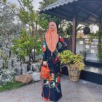Faezah Elai Instagram - Baru sempat nk post gambaq raya ke2 ampa oii… kalut ampa.. Ok baju kurung yg maini pakai ngan anak2 maini from @mawarcotton ampa.. elok sgt.. anak2 maini kata selesa tk raya gatai.. maklumlah panaih lit2 kt penang ni ampa.. Tu yg pakai bawal simple2 ja Sbb panaih kt penang kali ni lain maciammmm.. . Thank you @mawarcotton . #ootd #ootdraya #faezahelaiootd #ootdfaezahelai #rayaday2 #mawarcotton