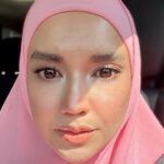 Faezah Elai Instagram - The truth about glowing skin.. Skin glows when it's smooth enough to reflect light. On the other hand, skin becomes dull when rough, dead skin cells pile up and diffuse light. Children and teenagers glow more easily because their skin cells turn over, or renew themselves, every 28 days on average.. Try out @officialpurestbyfaezahelai vitamin c 30 days Lighten Skin Kit now 50% off at @shopee_my now.. faezahelai.os . @officialpurestbyfaezahelai @officialpurestbyfaezahelai @officialpurestbyfaezahelai . #purestbyfaezahelai #akincare #homemicroneedling #microneedling #microneedlingtreatment #skincarejunkie #dermaroller #veganskincare #faezahelai #lovelovelove