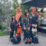 Faezah Elai Instagram - Baru sempat nk post gambaq raya ke2 ampa oii… kalut ampa.. Ok baju kurung yg maini pakai ngan anak2 maini from @mawarcotton ampa.. elok sgt.. anak2 maini kata selesa tk raya gatai.. maklumlah panaih lit2 kt penang ni ampa.. Tu yg pakai bawal simple2 ja Sbb panaih kt penang kali ni lain maciammmm.. . Thank you @mawarcotton . #ootd #ootdraya #faezahelaiootd #ootdfaezahelai #rayaday2 #mawarcotton