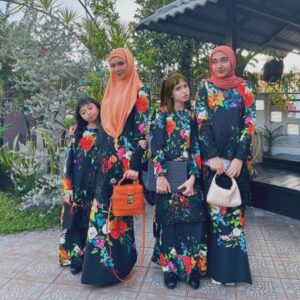 Faezah Elai Instagram - Baru sempat nk post gambaq raya ke2 ampa oii… kalut ampa..
Ok baju kurung yg maini pakai ngan anak2 maini from @mawarcotton ampa.. elok sgt.. anak2 maini kata selesa tk raya gatai.. maklumlah panaih lit2 kt penang ni ampa.. 
Tu yg pakai bawal simple2 ja Sbb panaih kt penang kali ni lain maciammmm..
.
Thank you @mawarcotton 
.
#ootd #ootdraya #faezahelaiootd #ootdfaezahelai #rayaday2 #mawarcotton