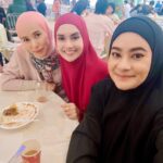 Faezah Elai Instagram - Ni cerita penutup syawal hari tu.. baru sempat nk upload.. tq my sistah @mariajjcm for having us!! Love you much2!! Mkn punya mkn punya mkn!! Lemak pon seronok dok main tendang dlm badan kami 😖 . I’m wearing tudung from @febyfaezahelai Dealova Series in flame . #lastopenhouse #penutupsyawal #latepost #faezahelai #tudungfaezahelai #hijab #hijabi #hijabers #faezahelai #lovelovelovelove
