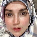 Faezah Elai Instagram - Sunscreen,lip balm misai Naked skin.. Dulu tk dak pon misai.. dh tua2 ni mcm2 jenih bulu dok keluaq.. takut keluaq janggut pulak lepaih ni 🤔 Ampa ada dak masalah naik misai janggut ni? My skin after almost 10 years with @officialpurestbyfaezahelai . P/s : pls excuse my dark circles.. Klu ampa dh try mcm2 skincare tp tkdak perubahan means ur skin probably needs a treatment.. tp treatment compom mahai kan.. ampa mungkin nk consider to try home Microneedling.. jimat duit buat sendiri kt umah.. tk payah stop ampa punya skincare routine cuma add on treatment ni dlm ampa punya daily skincare.. . @officialpurestbyfaezahelai @officialpurestbyfaezahelai @officialpurestbyfaezahelai . Purchase from @shopee_my faezahelai.os Or from tiktok shop.. . #skincare #homemicroneedling #microneedling #dermaroller #veganskincare #deepscars #acnescars #skintreatment #skincarejunkie #skincaretips