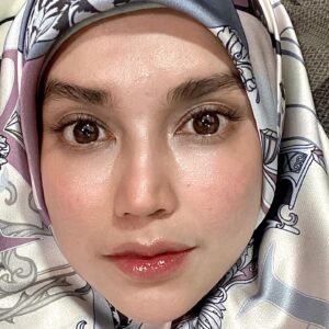 Faezah Elai Instagram - Sunscreen,lip balm   misai 
Naked skin..
Dulu tk dak pon misai.. dh tua2 ni mcm2 jenih bulu dok keluaq.. takut keluaq janggut pulak lepaih ni 🤔
Ampa ada dak masalah naik misai janggut ni?
My skin after almost 10 years with @officialpurestbyfaezahelai 
.
P/s : pls excuse my dark circles..

Klu ampa dh try mcm2 skincare tp tkdak perubahan means ur skin probably needs a treatment.. tp treatment compom mahai kan.. ampa mungkin nk consider to try home Microneedling.. jimat duit buat sendiri kt umah.. tk payah stop ampa punya skincare routine cuma add on treatment ni dlm ampa punya daily skincare..
.
@officialpurestbyfaezahelai 
@officialpurestbyfaezahelai 
@officialpurestbyfaezahelai 
.
Purchase from @shopee_my 
faezahelai.os
Or from tiktok shop..
.
#skincare #homemicroneedling #microneedling #dermaroller #veganskincare #deepscars #acnescars #skintreatment #skincarejunkie #skincaretips