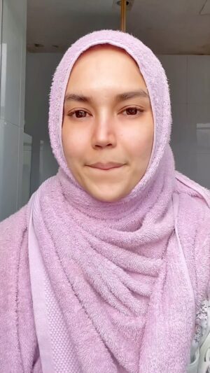 Faezah Elai Instagram - This video was recorded this morning after I woke up..😂🤣
Mata kecik sebelah! 
Depa kata ‘cantik ampa tk makeup..’ nendiaaaaaa muka seropa tepung talam kena tumbuk bila bangun pagi 😂🤣
ŞAja nk bg ampa tgk kulit kami tk flawless ampa oii.. live kt tiktok tk clear walau tk pakai filter.. yg ni HD clear punya!! Notice my scars?? Yup still there tp dh lighten up..
Home Microneedling treatment with @officialpurestbyfaezahelai for almost 10 years now..
GO GRAB URS NOW!!
Shopee : faezahelai.os
Tik Tok : PurestbyFE
50% off all items
.
P/S : nampak taik mata dak?

#cantiktaktudungkami #homemicroneedlingkit #purestbyfaezahelai #dermaroller #mircroneedling #deepacars #acnescars #acnescarsremoval #faezahelai #lovelovelove