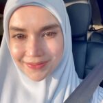 Faezah Elai Instagram - Nahh cheq belanja ampa my bare face.. My skin at the age of 41.. There’s no such thing as perfect or glowing skin.. ni skin cheq with no filter or makeup just sunscreen.. Boleh nampak ada pores.. mana ada kulit tkdak pores.. klu takdak peloh hg nk keluaq celah mana.. 9 years with @officialpurestbyfaezahelai so ni lah hasil nya.. My deep scars have diminished lepaih buat Home Microneedling treatment.. Bukan bg elok deep scars ja,siap stimulate collagen in the skin..kira bg nampak muda lah… haaa gitewww!! Muda dak 😂🤣 . Lani tgk sale kt shopee (faezahelai.os) and tiktok pon ada.. Pi tgk IG @officialpurestbyfaezahelai ada testimony drp 9 tahun sudah.. . #purestbyfaezahelai #homemicroneedling #dermaroller #skincare #skintreatment #skincaretips #skincarejunkie #purestbyfe #fyp #fypシ #fypage #fypシ #faezahelai