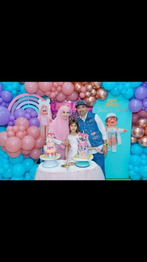 Faezah Elai Instagram - My first born.. Dealova Heyrinna turns 11 today..
I sacrificed my life,my career  just to be a mom for the needs of my children..
Dealova has a soft heart and she cares a lot about other people’s feelings.. mcm mak dia.. cewahhh!! 😝
She tried so hard to make everyone happy even  sometimes she’s feeling so blue..
I told her she doesn’t need to be the smartest girl in school or a top scorer in her exams..
Cukup dgn hanya menjadi anak yg Solehah for me..
Alhamdulillah I’m so proud of her!! 
Barakallah Fii umrik!! Sanah Helwah to my anak Solehah Dealova Heyrinna!! I’m so fortunate to be ur mom!! 
Mommy loves u much2!!

#DealovaHeyrinnaturns11 #dealovaheyrinna #mommylovesyou #feelingblessed #alhamdulilah