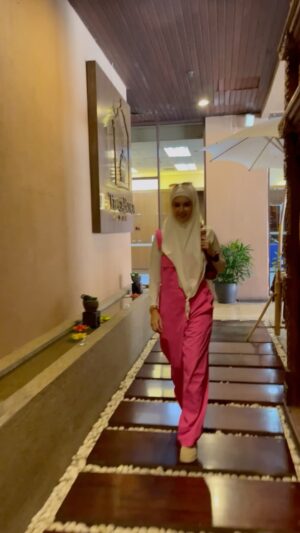 Faezah Elai Instagram - Jom belanja ibu sempena hari ibu. 

*Hi Tea*
Sempena Hari Ibu 12 Mei 2024 ni, Hotel Royale Chulan Kuala Lumpur buat promosi Buffet Hi Tea 2 1. Khas untuk korang yang nak belanja mak korang makan sedap sedap. Just bayar untuk 2 adult je, and mak korang akan makan free. Promo ni dari 6 May sampai 12 May je.
Nak tahu semua promosi tgk je sini @royalechulankualalumpur 
Book Hi Tea :  60 19-325 4718 (Warisan Cafe Royale Chulan Kuala Lumpur 
Book Spa : 019 288 8951 (Telaga Bunga Spa Royale Chulan Kuala Lumpur)
Book Salon : 011 5753 1637 (The Beauty Chamber Royale Chulan Kuala Lumpur) 

Instagram dan facebook : @royalechulankualalumpur  Tiktok : @royalechulankl

#mothersday #mothersdaytreats #royalchulankualalumpur #feelingblessed #alhamdulillah