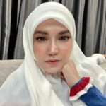 Faezah Elai Instagram - Jika ikthiar sudah sampai pd titik puncak, maka biar kan takdir dan doa berperang di langit.. Signing off.. . #faezahelai #lovelovelove