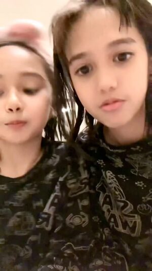 Faezah Elai Instagram - Apa ni??? Dok review skincare org?? Dia tau dak mak dia juai skin treatment??????? Eh eh eh !!!!
Lepaih ni mana2 skincare ampa boleh amik depa buat review .. “skin cancer is real gais..” cewahhhhh pandai2..
Anak sapa nih?????
.
#dealovaheyrinna #auroraheyricca #mygirls