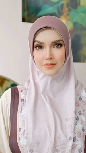 Faezah Elai Instagram - Muka pirashat.. 🤣😂
Jom raya with @aminiehijab_hq 
.
#tudungraya #tudunginstant #faezahelai