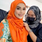 Faezah Elai Instagram - Masa ni punya ngantuk lah.. i is cannot klu org makeup2 betoi2 kan tudung,mmg boleh lena diulik mimpi.. 😂🤣 Tu dok gagah angkat mata jugak tu sbb depa dok amik bideo klu dak mmg 😴 Sapa perangai laguni jugak? Nak kata faktor umoq,mmg drp muda sampai ke tua,org makeup ja ngantuk,dulu pi saloon depa perbetoi rambut pon ngantuk.. Kt rumah tk mau pulak ngantuk!! Dok insomnia sampai pagi!!haihh!! Pandai depa style tudung,klu cheq lah mau 7 keturunan tudung tu tk siap2 😂🤣 . Wearing baju kurung @mawarcotton hajeera edition.. Makeup by @fiqahafizi . #mawarcotton #faezahelai #hajeeraseries #hijabi #hijabers #feelingblessed #alhamdulillah #lovelovelove