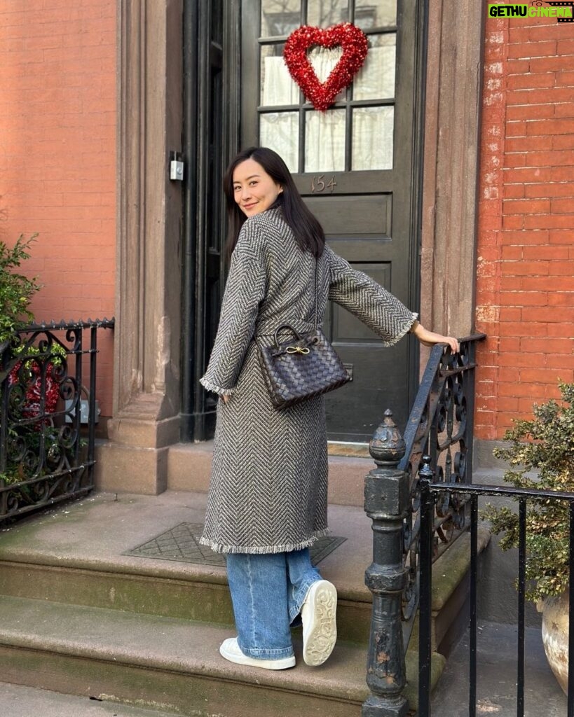 Fala Chen Instagram - Perfect Sunday morning running errands and visiting friends. I love NYC in early spring. Oh and I had a lovely Valentine’s Day, did you? ♥️ ♥️ ♥️ #bottegaveneta #andiamo