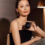 Fala Chen Instagram - 放下工作的日子，我總會到處遊逛，體驗這個世界不可思議的景物，壓力便彷彿一掃而空。追尋美麗的旅途，沿路一直有 Helena Rubinstein黑繃帶面霜為我護航，日以繼夜修復肌膚，對抗皺紋。 配合同系列白繃帶面霜與小針管精華，日夜無間修護歲月痕跡，減褪細紋，緊緻滋潤， 賦予我自信光芒，從此由內綻放，成就更多經典。 @helenarubinstein_international #HelenaRubinsteinHK #MadameAvantGarde #BeautyBeyondTime #Replasty #黑繃帶面霜 #白繃帶面霜 #小針管精華