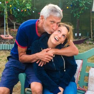 Farah Zeynep Abdullah Instagram - canım babam, ne olursa olsun yanımda olan, başımın dimdik durmasının en büyük sebebi, müziğimin kaynağı, hayatımın mimari, ailemizin yaramazı, iyi ki doğdun❣️senin kızın olduğum için hep şükrediyorum. sen hep beni böyle öp, ben hep senin bebef'in kaliym❤️ seni çok seviyorum, nice sağlıklı, huzurlu yaşlara ❤️❤️❤️