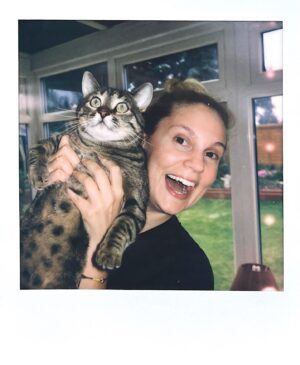 Farah Zeynep Abdullah Instagram - 🤍best days are the ones you chill in the living room, a stupid film on telly, tea on the side, wrapped up in a blanket, wrapped up with love🤍