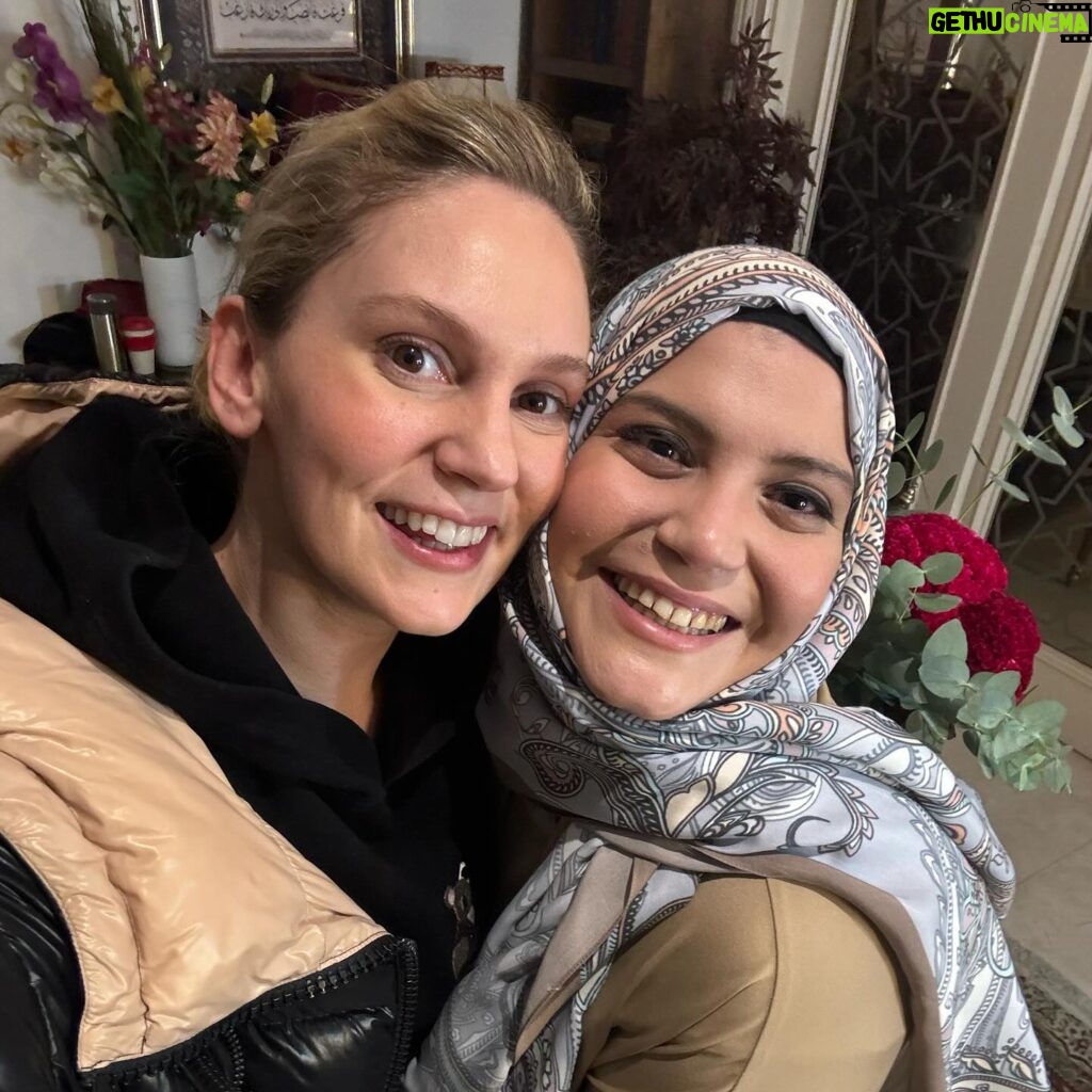 Farah Zeynep Abdullah Instagram - ~𝓭𝓲𝓵𝓻𝓾𝓫𝓪~ benim için müthiş bir anı oldu😍 çoooook teşekkür ederim @kizilcikserbetitv @goldfilmyapim en güzel ağırlandığım ve en eğlendiğim misafirlikti❤️❤️❤️ tabii rabbim bilir ama… büyük bir değişim var😉