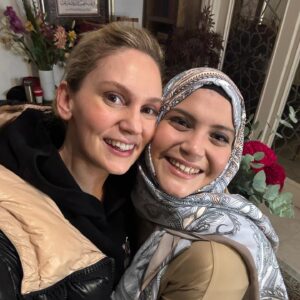 Farah Zeynep Abdullah Instagram - ~𝓭𝓲𝓵𝓻𝓾𝓫𝓪~
benim için müthiş bir anı oldu😍 çoooook teşekkür ederim @kizilcikserbetitv @goldfilmyapim en güzel ağırlandığım ve en eğlendiğim misafirlikti❤️❤️❤️
tabii rabbim bilir ama… büyük bir değişim var😉