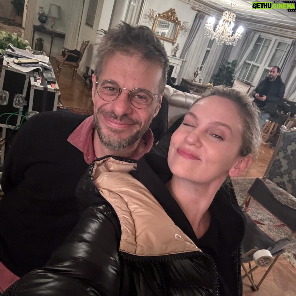 Farah Zeynep Abdullah Instagram - ~𝓭𝓲𝓵𝓻𝓾𝓫𝓪~ benim için müthiş bir anı oldu😍 çoooook teşekkür ederim @kizilcikserbetitv @goldfilmyapim en güzel ağırlandığım ve en eğlendiğim misafirlikti❤️❤️❤️ tabii rabbim bilir ama… büyük bir değişim var😉