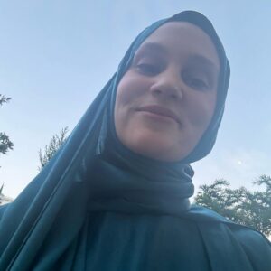 Farah Zeynep Abdullah Instagram - ~𝓭𝓲𝓵𝓻𝓾𝓫𝓪~
benim için müthiş bir anı oldu😍 çoooook teşekkür ederim @kizilcikserbetitv @goldfilmyapim en güzel ağırlandığım ve en eğlendiğim misafirlikti❤️❤️❤️
tabii rabbim bilir ama… büyük bir değişim var😉