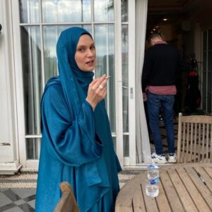 Farah Zeynep Abdullah Instagram - ~𝓭𝓲𝓵𝓻𝓾𝓫𝓪~
benim için müthiş bir anı oldu😍 çoooook teşekkür ederim @kizilcikserbetitv @goldfilmyapim en güzel ağırlandığım ve en eğlendiğim misafirlikti❤️❤️❤️
tabii rabbim bilir ama… büyük bir değişim var😉