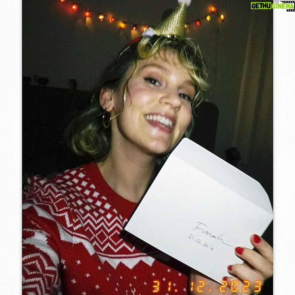 Farah Zeynep Abdullah Instagram - yaay 24 we made it 🎄❤️🥳🎂