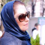 Fariba Kowsari Instagram - امروز 99/9/9 بیمارستانهاپر شد از مادرانی که صرف اینکه شناسنامه فرزندانشان را مزین به یک تاریخ خوش ترکیب و رند کنند، حاضرند هر ریسک و خطری را به جان بخرند، و نوزادان بی گناهی که نارسیده متولد شده اند و قرار است تاچندین روز در آغوش سرد دستگاه ها بخوابند و سلامت جان کوچکشان در امان نباشد امروز 99/9/9 و کوچه ها پر است از جوانهایی که سراسیمه به دنبال نیمه گمشده خودشان میگردند چون تاریخ خوبی است برای آشنا شدن و دفاتر ازدواج پر است از زوجهای جوانی که همه چیز را تا به امروز به تعویق انداخته اند،چرا که روز قشنگی است برای پیوند امروز 99/9/9 آسمان مانند همیشه ابری، هوا مانند روزهای قبل سرد، زمین مانند روزهای قبل خیس، اما خبر خاص و عجیبی نیست..... و شهر پر است از آدمهایی که برای خاطر تاریخ و ساعت و عدد، زندگی را به تعویق انداخته اند . 99/9/9