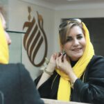 Fariba Kowsari Instagram - نگذار حسرت به دلت بماند! نگذار زمان بگذرد و سالها بعد به آینه نگاه کنی و یک چهره شکسته و فرتوت را ببینی که به هیچ کدام از آرزوهاش نرسیده نگذار زمان،بر خلاف میل و آرزوهای تو بگذرد و روزی به تمام آنچه بر تو گذشته نگاه کنی و ببینی که هیچ بخشی از جهانت را دوست نداری،نه دستاوردها و نه آدمها….. برای آرزوهات بجنگ…شکست بخور،خسته شو،تنها بمان ولی بجنگ….. اگر الان نجنگی، سالها بعد با زمین و زمان سر ناسازگاری و جنگ خواهی داشت،برای همه کارهای نکرده و عشق های نداشته و مسیرهای نرفته…… بجنگ و تلاش کن و برس تا وقتی به خودت آمدی و دیر بود ، حسرتش را نخوری……
