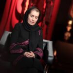 Fariba Kowsari Instagram - یک روز میفهمی که عاقبت، این تویی که برای خودت میمانی و آدمها هر چقدر هم عزیز ، هر چقدر هم نزدیک، دنبال زندگی و آرزوهای خودشان میروند روزی به خودت می آیی، روزی که تارهای سفید موهایت،در نبرد تن به تن با تارهای سیاه پیروز شده اند و تو مانده ای و حسرت کارهای که نکرده ای، لذتی که نبرده ای و زمانی که برای خودت نگذاشته ای! تومانده ای و آرزوهایی که برای رسیدنشان دیر است. روزی « تو» پیر خواهی شد و این « برای دیگران بودن ها» و خودت را فراموش کردن ها، حریف حسرت و بغض های شبانه ات نخواهند شد.